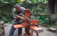 Grand-père Amu a combiné un morceau de bois et une table de Luban.